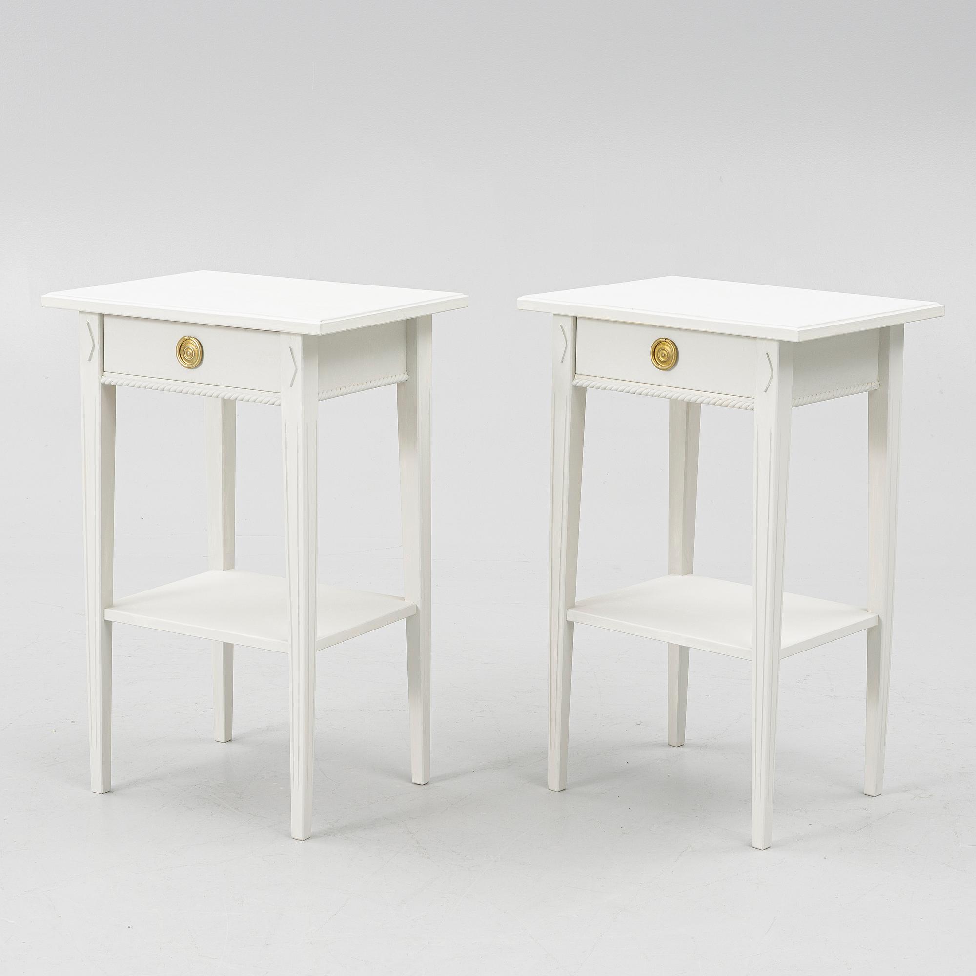 Sängbord, ett par, gustaviansk stil, samtida tillverkning.