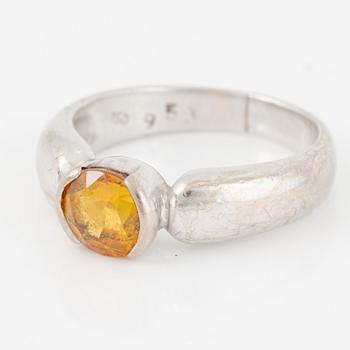 Ring 18K white gold with yellow sapphire.