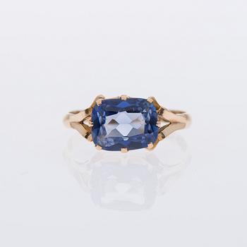 RING, 18K guld, syntetisk safir. Tarkiainen, Helsingfors 1957.