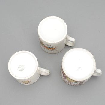 KRÖNINGSMUGGAR, 2 + 1 st, fajans, England, tidigt 1900-tal.