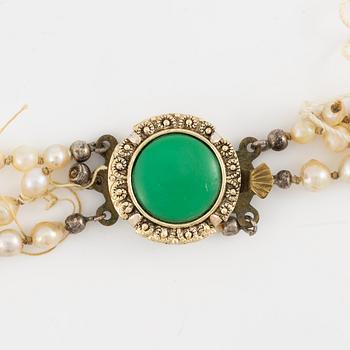 Pearl necklace, three strands with a clasp in white metal with a green stone.