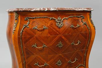 BYRÅ, rokokostil, 1900-talets andra hälft.