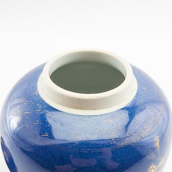 Lock urn China Kangxi style circa 1900 porcelain.