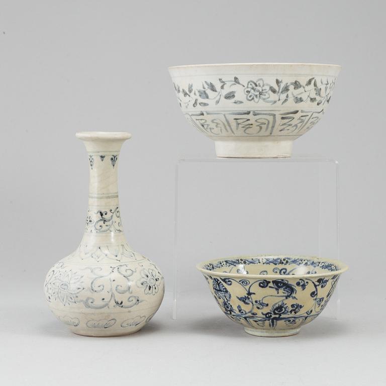 A set of two blue and white bowls and a vase, Thailand, 18th Century.