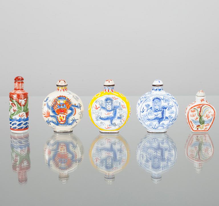 SNUSFLASKOR, 2 st, porslin samt SNUSFLASKOR, 3 st, emaljerad koppar, Kina 1900-tal.