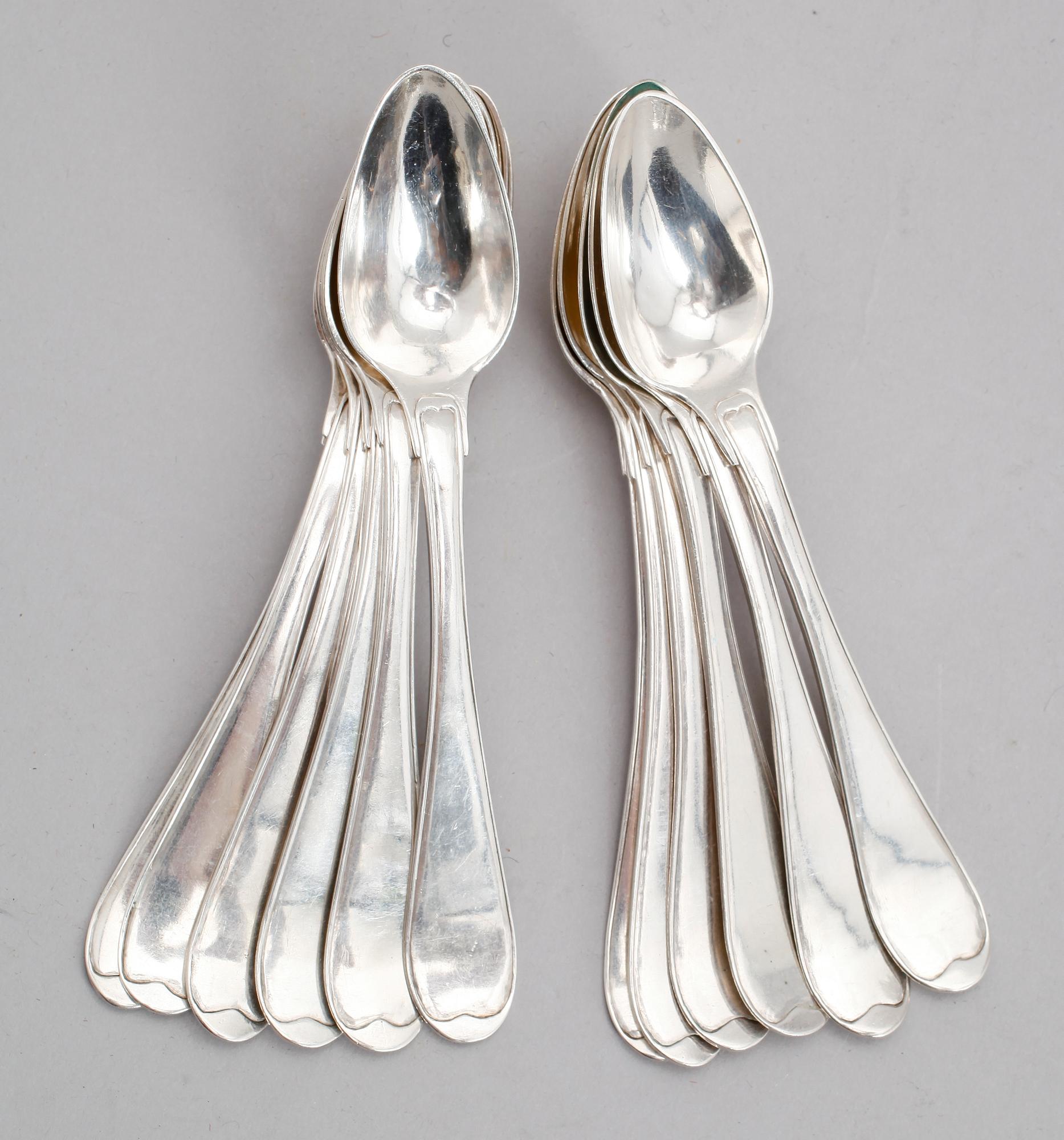 TESKEDAR, 12 st snarlika, silver, svenska stämplar 1800-tal. Vikt ca 295 gram.