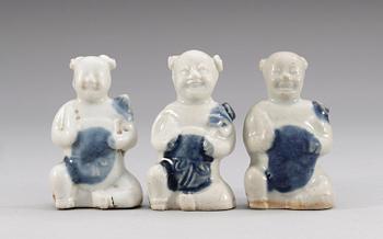 614. FIGURINER, tre stycken, porslin. Qing dynastin.