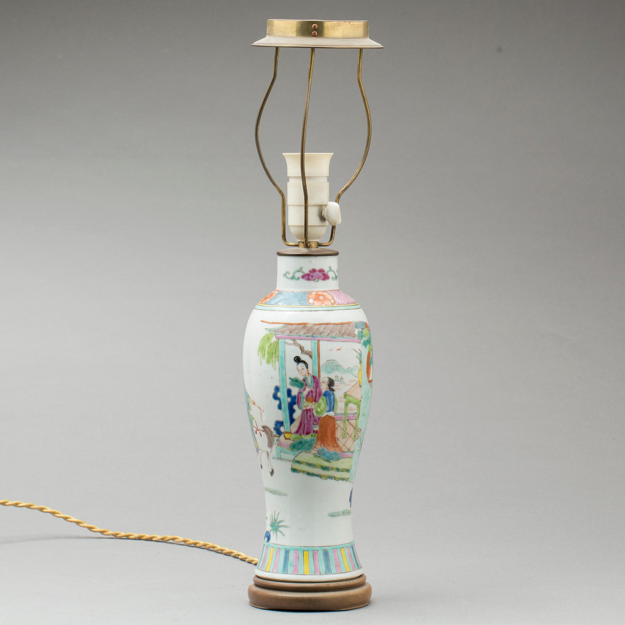 BORDSLAMPA, porslin, Kina, 1900-talets första del.