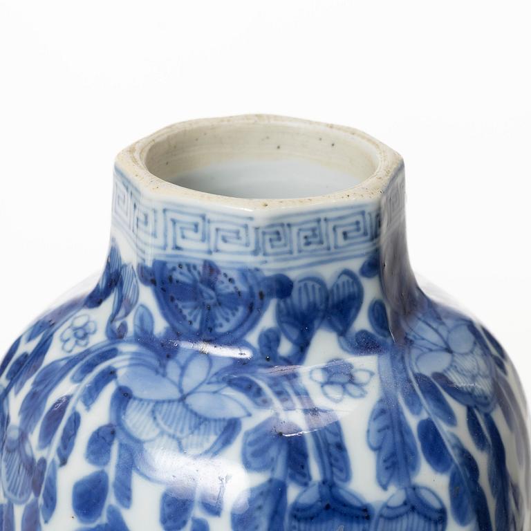Two Chinese blue and white porcelain urns, Qing dynasty, Kangxi (1662-1722).