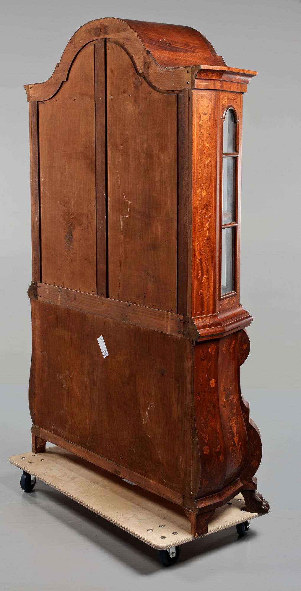 VITRINSKÅP, senbarockstil, omkring 1900-talets mitt.
