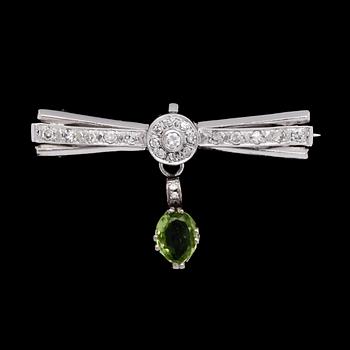 292. BROOCH, brilliant cut diamonds, tot.  0.50 cts, and pending peridote.