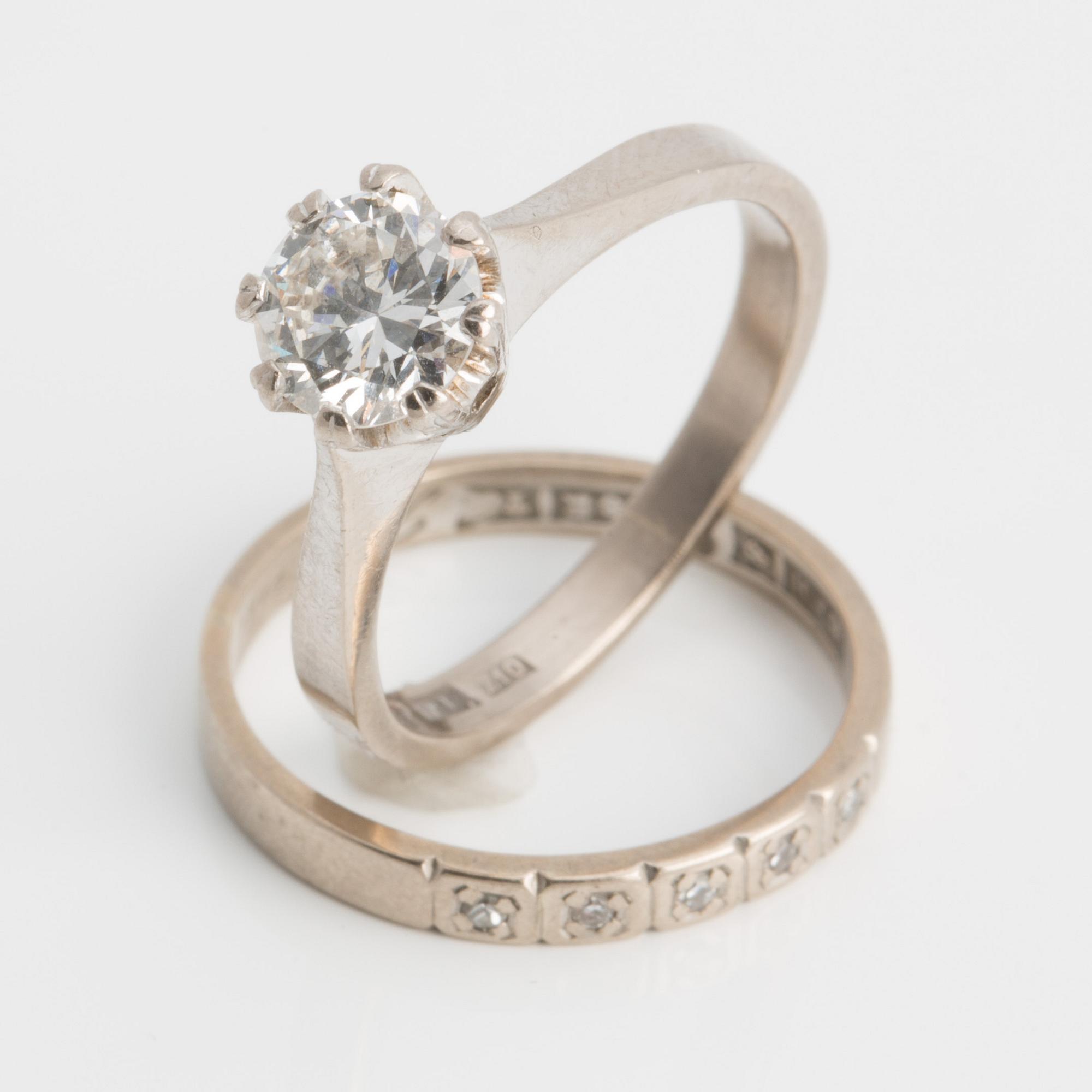 RINGAR, 18K guld med briljantslipad diamant ca 0.88 ct samt ring med mindre åttkantslipade diamanter.