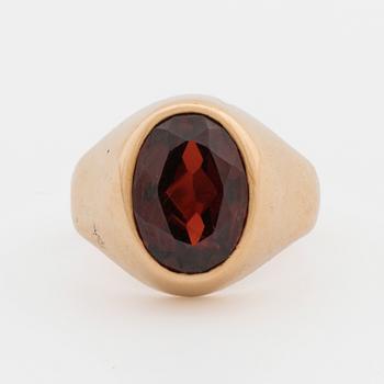 RING 18K guld almandin granat.