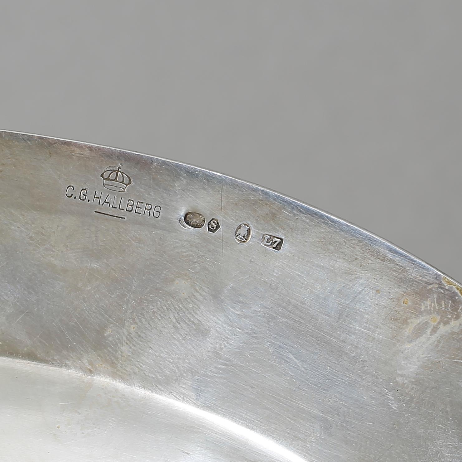 BRICKA, silver. CG Hallberg, Stockholm 1907. Vikt ca 900 gram.