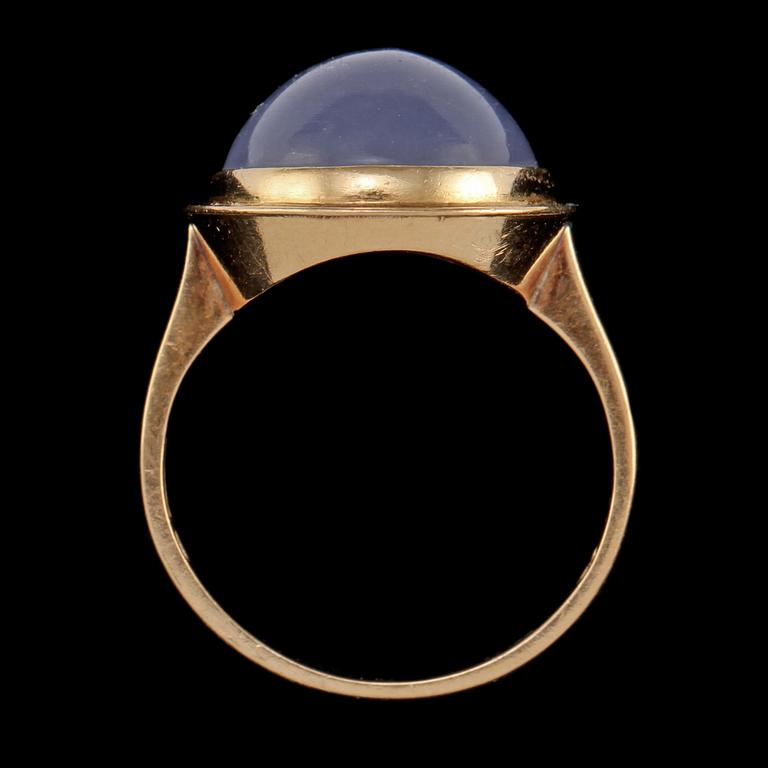 RING, 18k guld med stjärnsafir, Trege Guldsmedsaktiebolaget, Göteborg, 1951. Vikt 4 g.