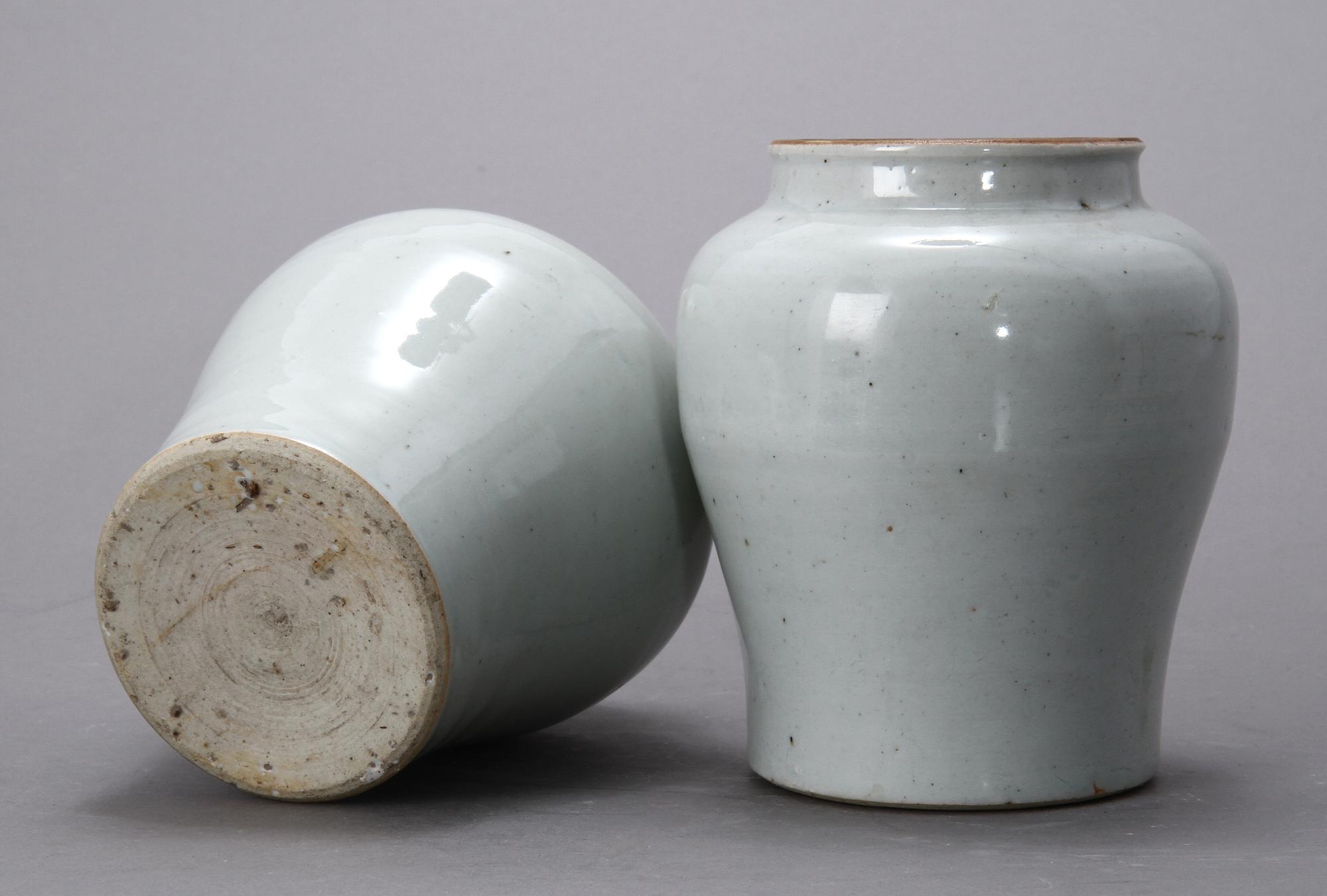 VASER, ett par, stengods, Kina, 1600-tal samt SKÅL, porslin, 1900-tal.