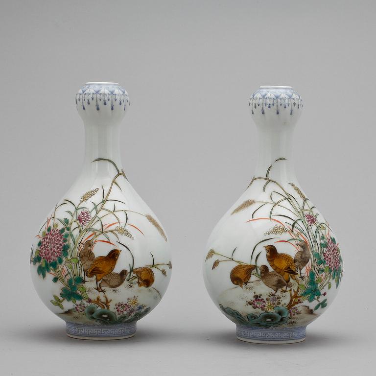 VASER, ett par, porslin, Kina troligen 1900-tal.