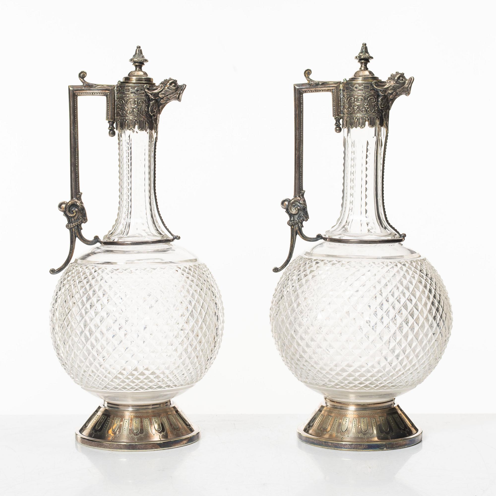 A pair of glass and silver plate decanters, first half of the 20th Century.