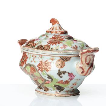 SMÖRTERRIN med LOCK, kompaniporslin. Qingdynastin, Qianlong (1736-95).