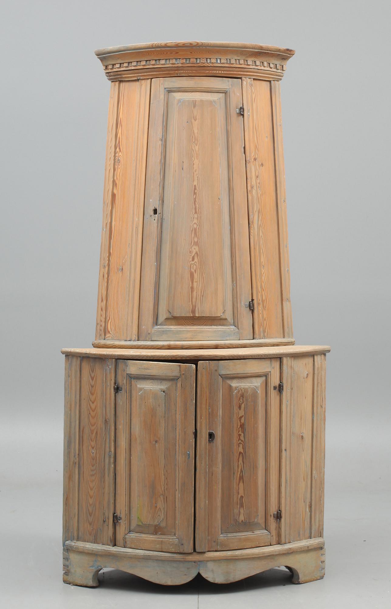 HÖRNSKÅP, allmoge. 1800-tal.