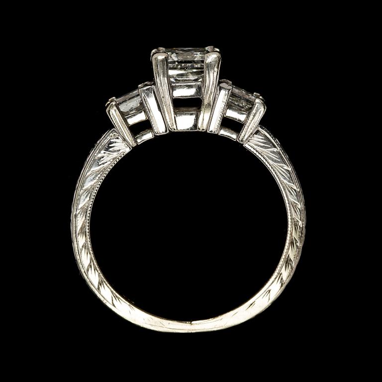 RING, princess cut diamond, app. 0.90 cts, and two princess cut diamonds, tot. app. 0.30 cts.
