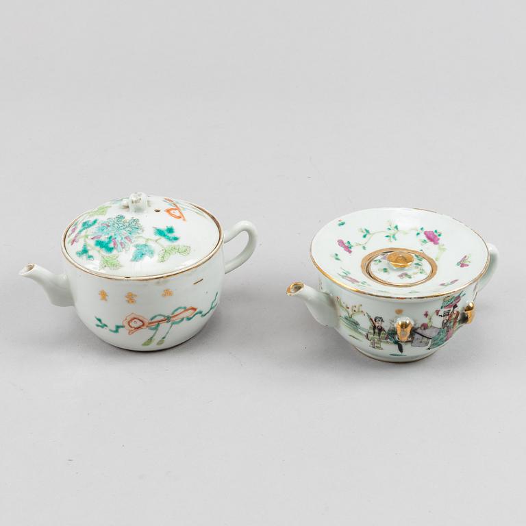 Tekannor, två stycken, porslin. Qingdynastin, omkring 1900.