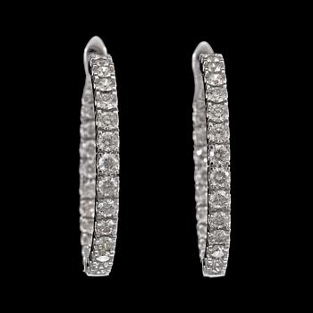 1123. A pair of brilliant cut diamond earrings, tot. 3.88 cts.