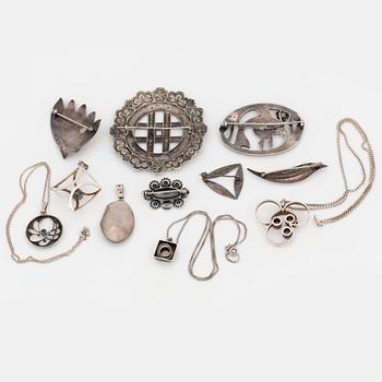 BROSCHER OCH HÄNGEN, 11 delar, silver och färgade stenar, bland annat Per Sköld, Rey Urban.
