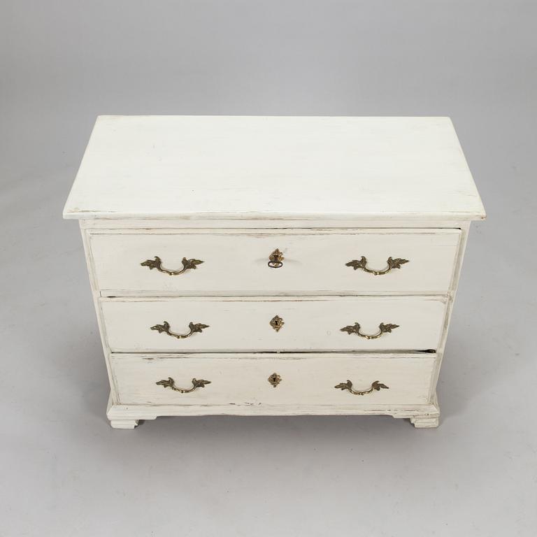 A mid 18th Century chest of drawers.