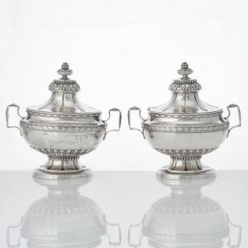 Arvid Floberg, såsterriner med lock och fat, ett par, silver, Stockholm 1780. Gustavianska.