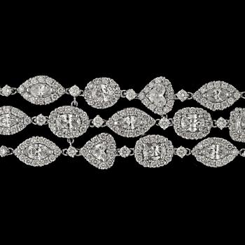 1167. ARMBAND, tre rader dropp, navette- och briljantslipade diamanter, tot. 25.50 ct.