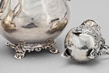 KAFFEKANNA, KANNA samt GRÄDDKANNA, silver. 1800-tal. Ca 645 g.