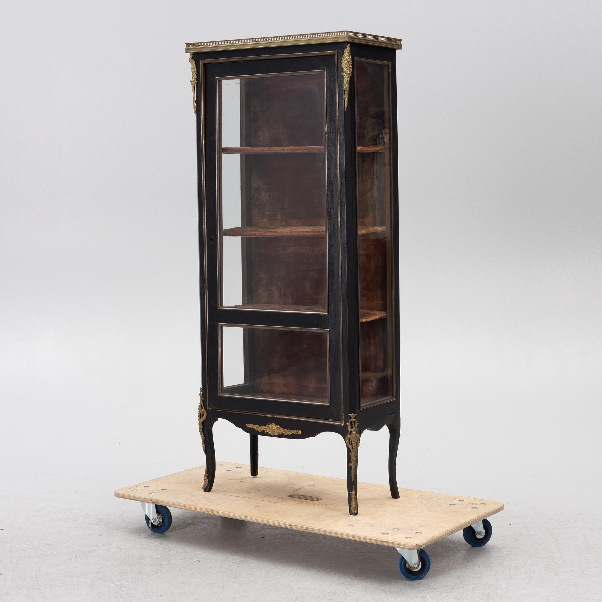 A Louis XVI-style display cabinet, around 1900.