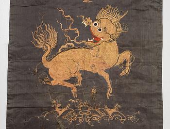 A Chinese emboridered silk chair cover, Qing dynasty, 19th century.