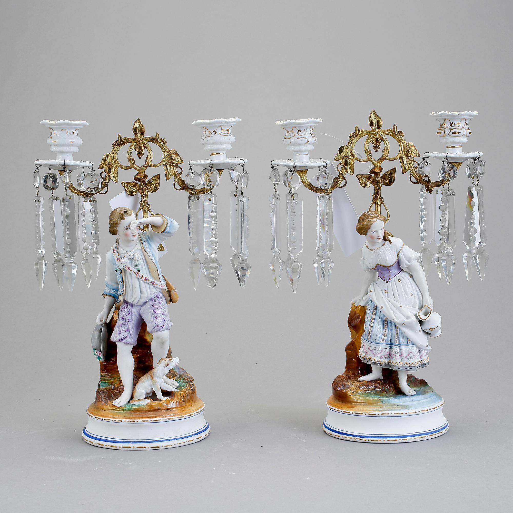 KANDELABRAR, ett par, biskviporslin, 1800-talets mitt.