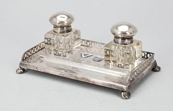 BORDSGARNITYR, 3 delar, silver och glas, K G Markströms Guldsmeds AB, Uppsala, 1919. Ställets vikt ca 279g.