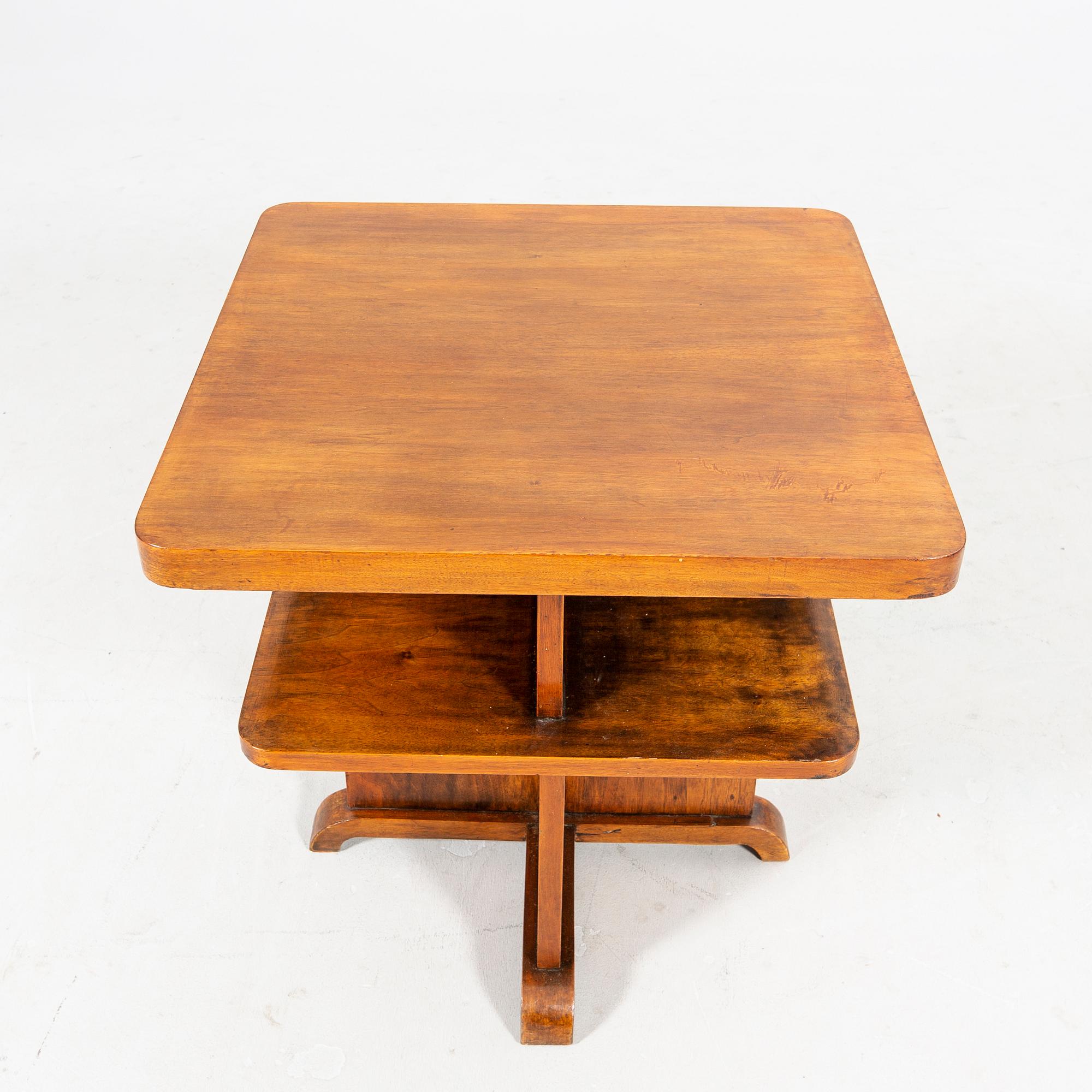An Art Deco walnut 1930/40s side table.