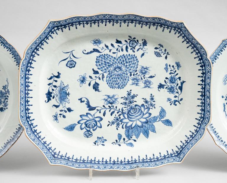 A blue and white dinner service, Qing dynasty, Qianlong (1736-95). (49 pieces).