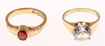 RINGAR, 4 st, 18K guld samt stenar, 1900-talets andra hälft. Tot vikt 25 gram.