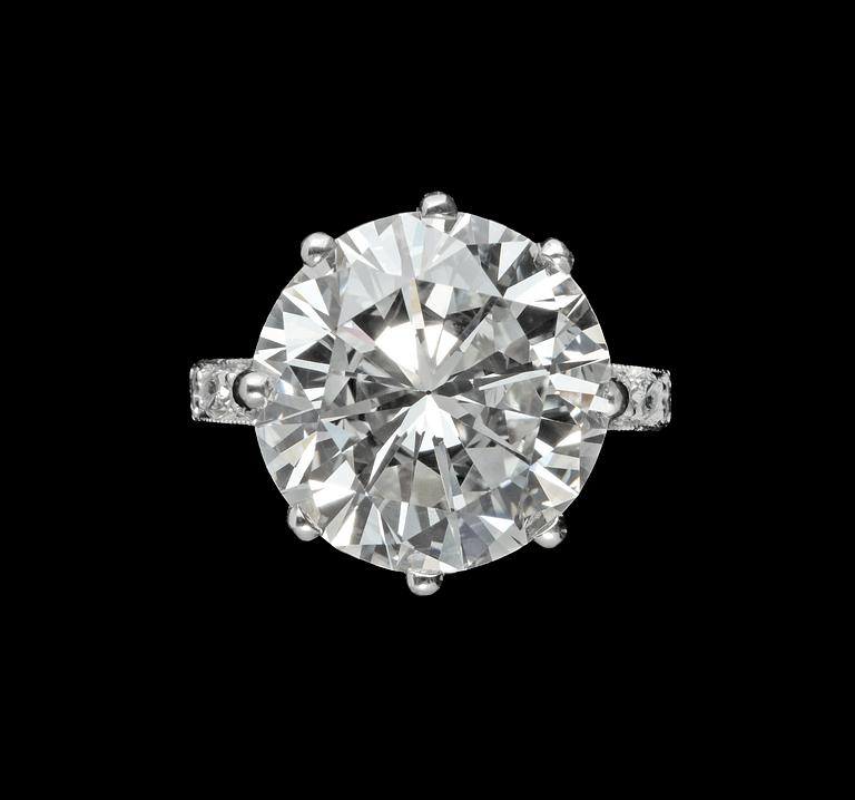 RING, briljantslipad diamant, 6.07 ct. samt smådiamanter. Cert. DPL.