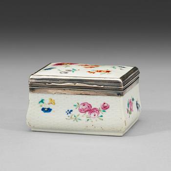 A silver mounted export porcelain famille rose snuff box, Qing dynasty, Qianlong (1736-1795).