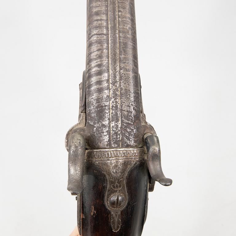 Slaglåsgevär, dubbelpipigt, ändrat från flintlås, 1800-tal.