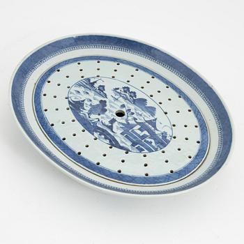 Servis, kompaniporslin, 73 delar, Kina, Qingdynastin, Jiaqing (1795-1820).