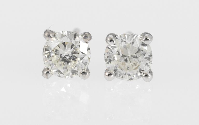 EARSTUDS, set with each one brilliant cut diamond, tot. 1.32 cts.