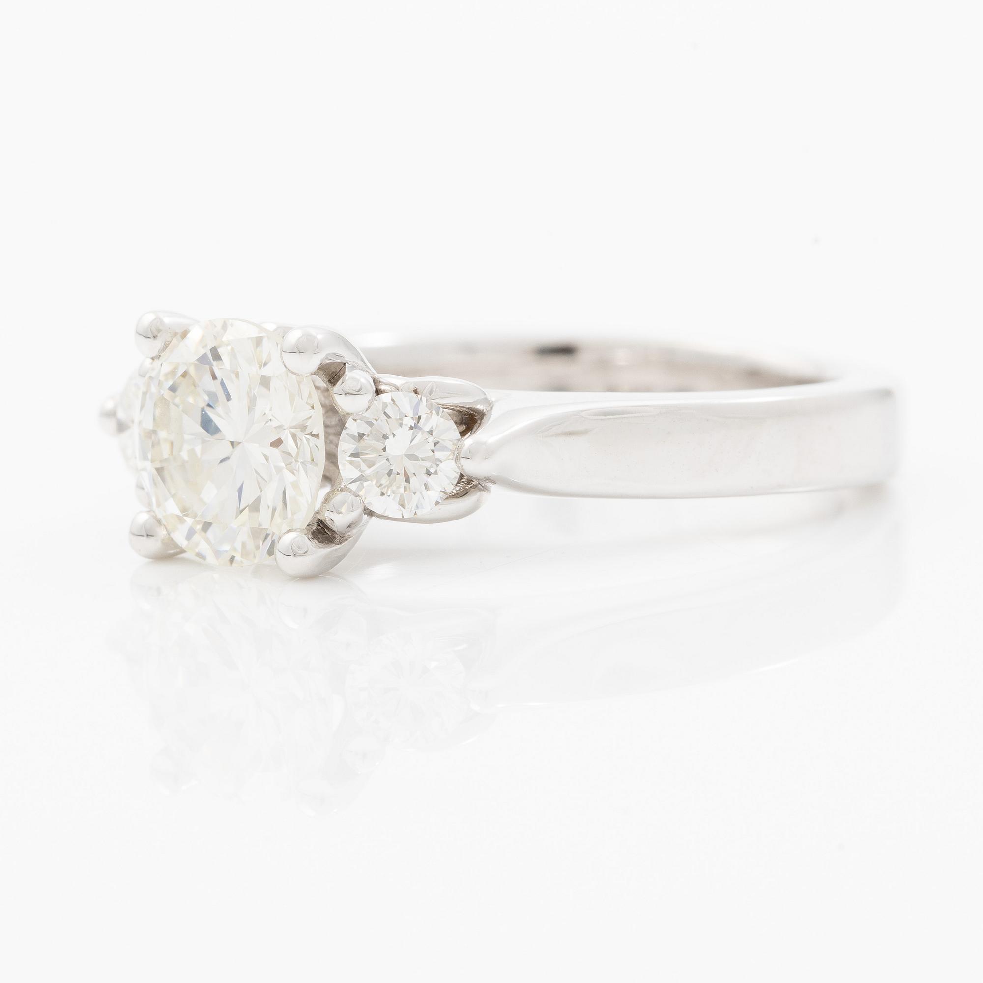 Ring in 18K white gold set with brilliant-cut diamonds. Accompanied by IGI report.
