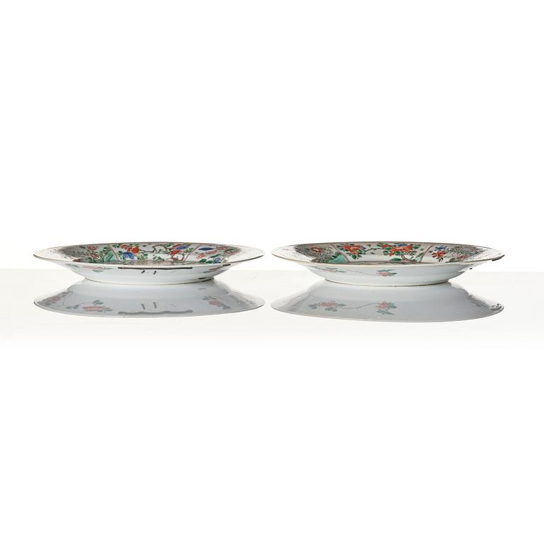 Tallrikar, ett par, porslin, Kina, Qingdynastin, Kangxi (1662-1722).