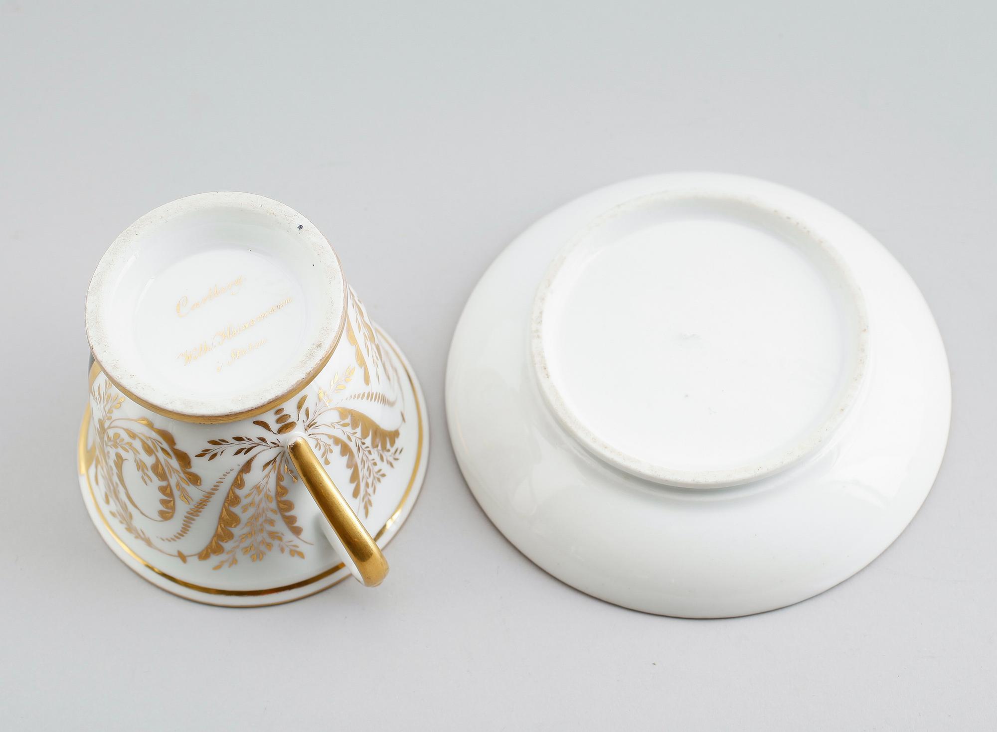 KOPP MED FAT, porslin, empire, 1800-talets första hälft.