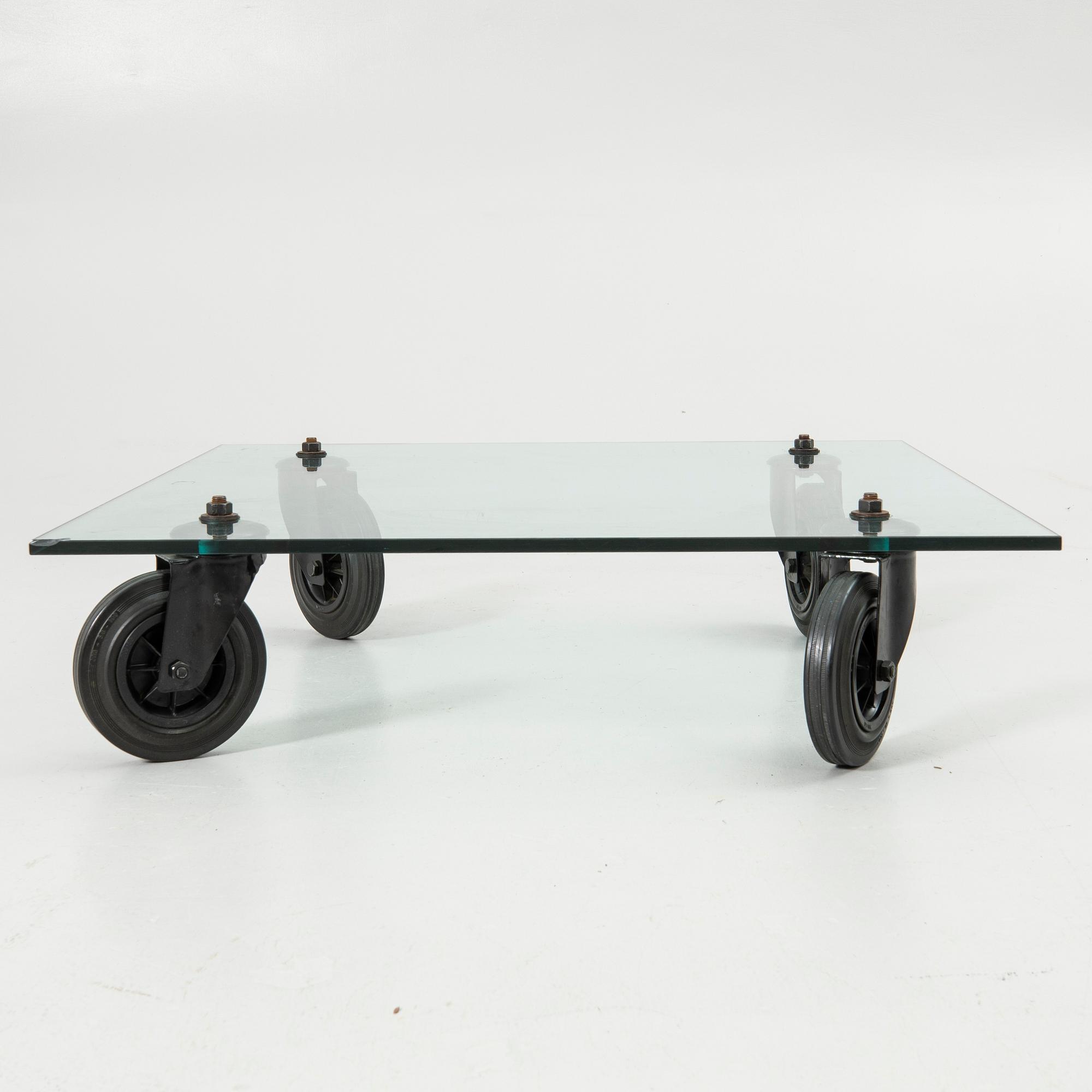 Gae Aulenti, soffbord, "Tavolo con Ruote", Fontana Arte, Italien sent 1900-tal/2000-tal.