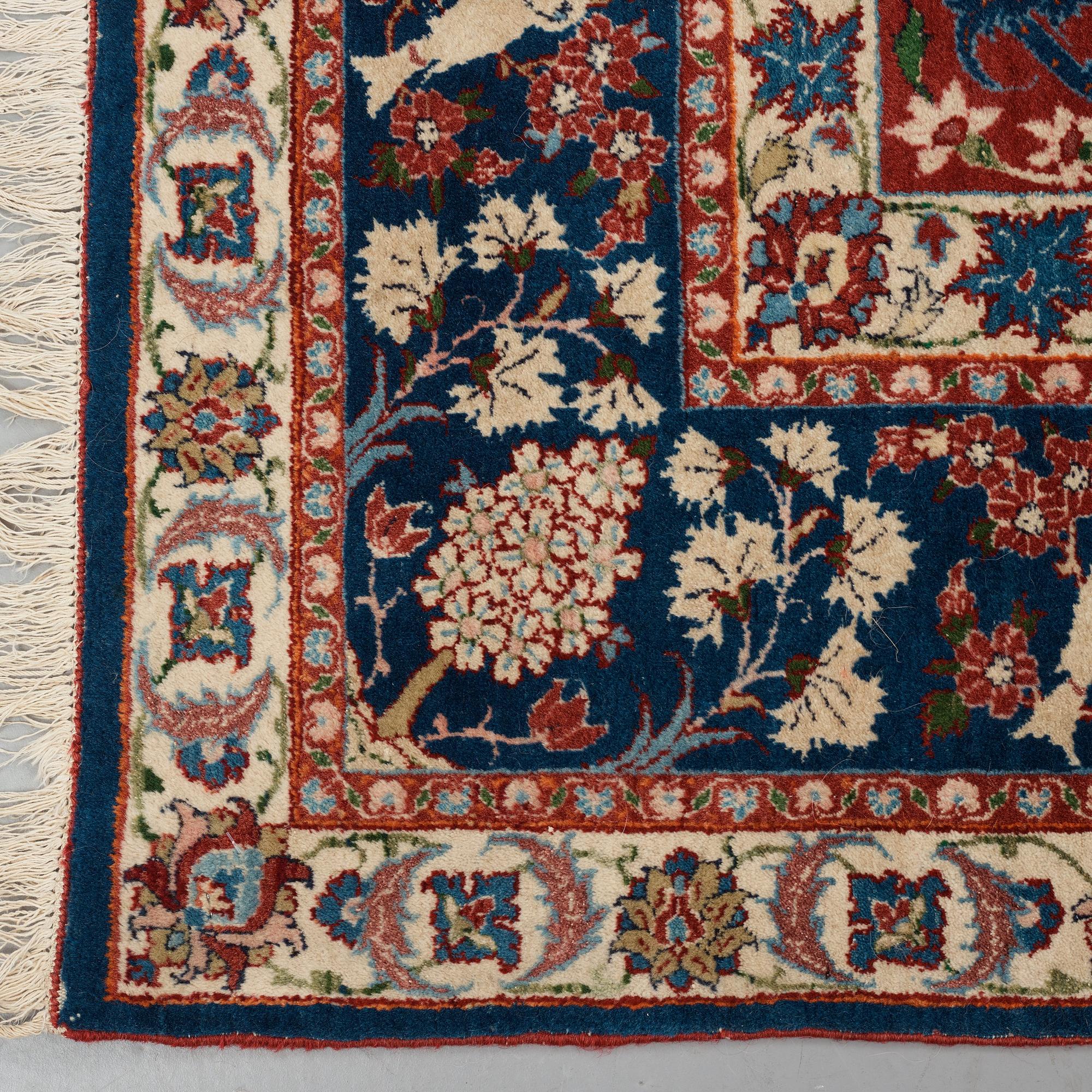 Matto, semi-antique Esfahan, ca 213 x 151 cm (as well as 1-2 cm flat weave at one end).
