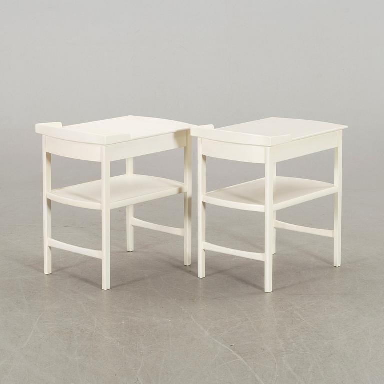 A PAIR OF CARL MALMSTEN BEDSIDE TABLES.
